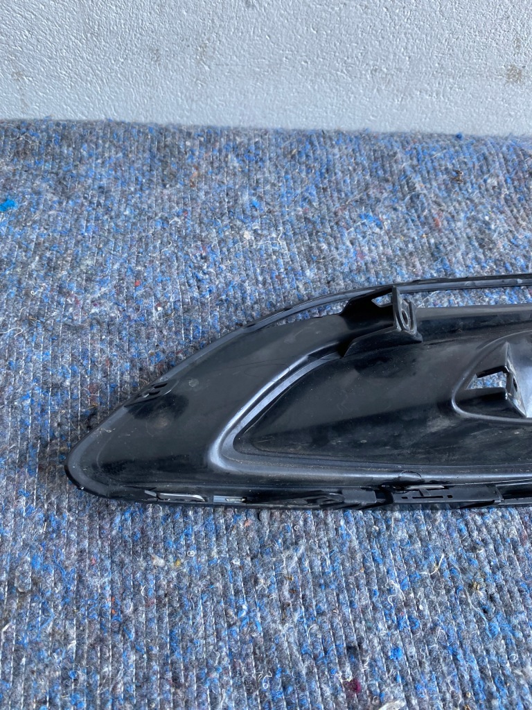 Opel astra j iv рестайлинг  решётка бампера правый Киев