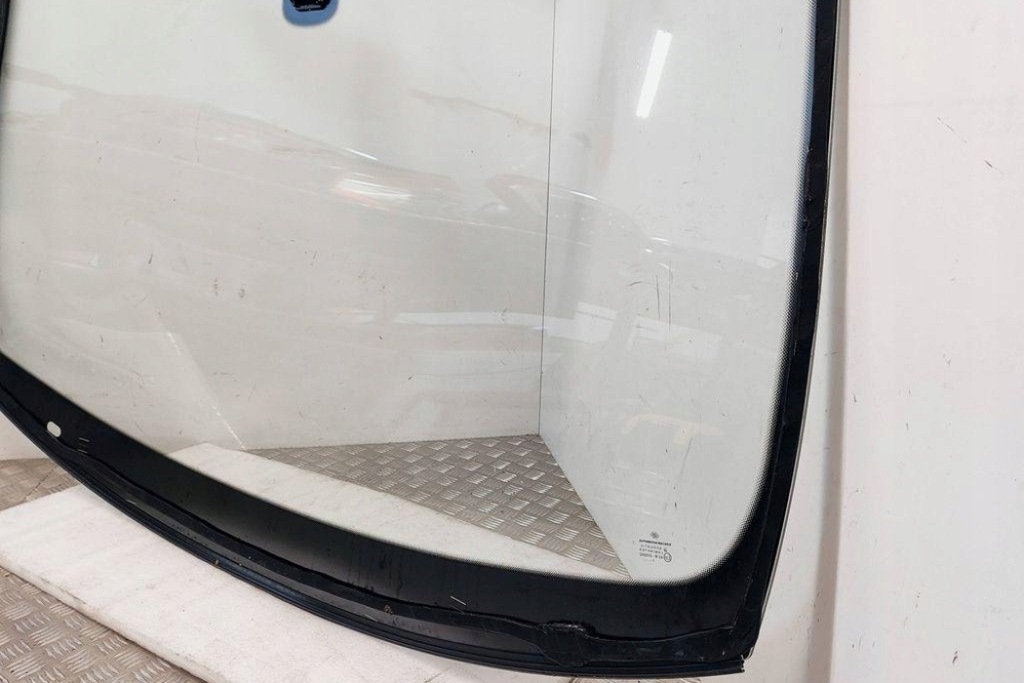 Скло передня peugeot 2008 2 43r010242 1.56l дизель 81kw 2014 в Україні