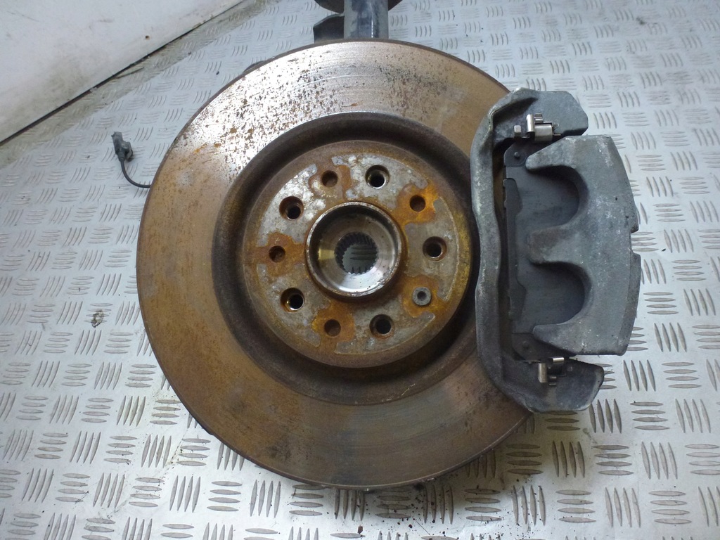 фото №3, Поворотный кулак правый перед cherokee kl 2.2d