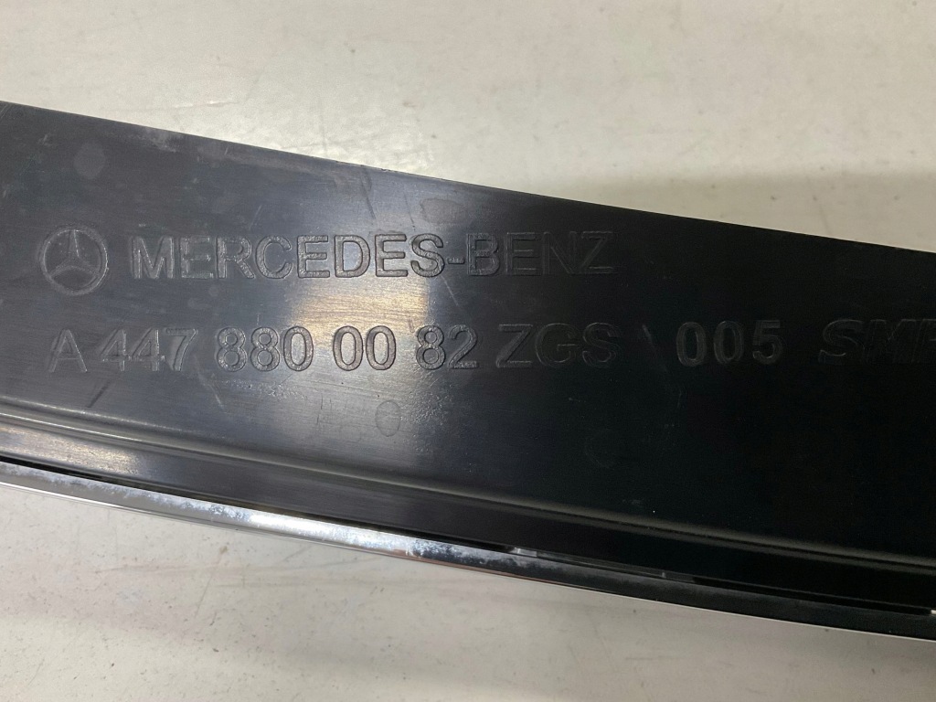 Молдинг, накладка, хром капот, решітка mercedes v-klasa w447 a4478800082 Зі Шроту