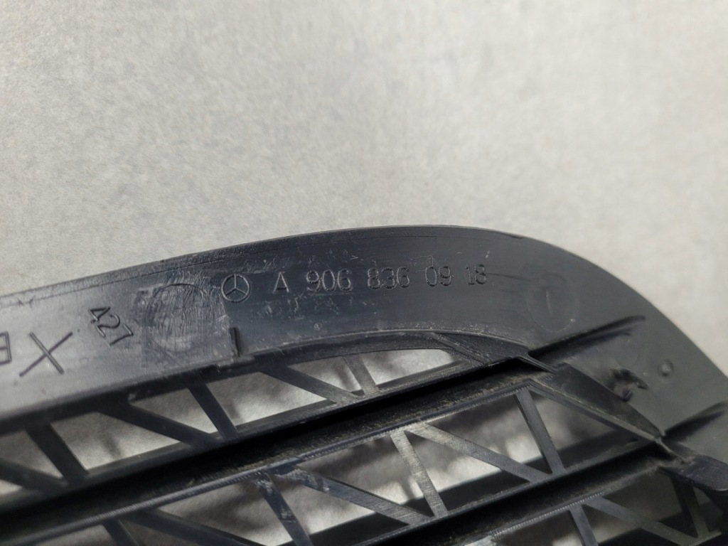Купить Решётка заглушка правая впуск воздуха капота передок  mercedes sprinter w906 906