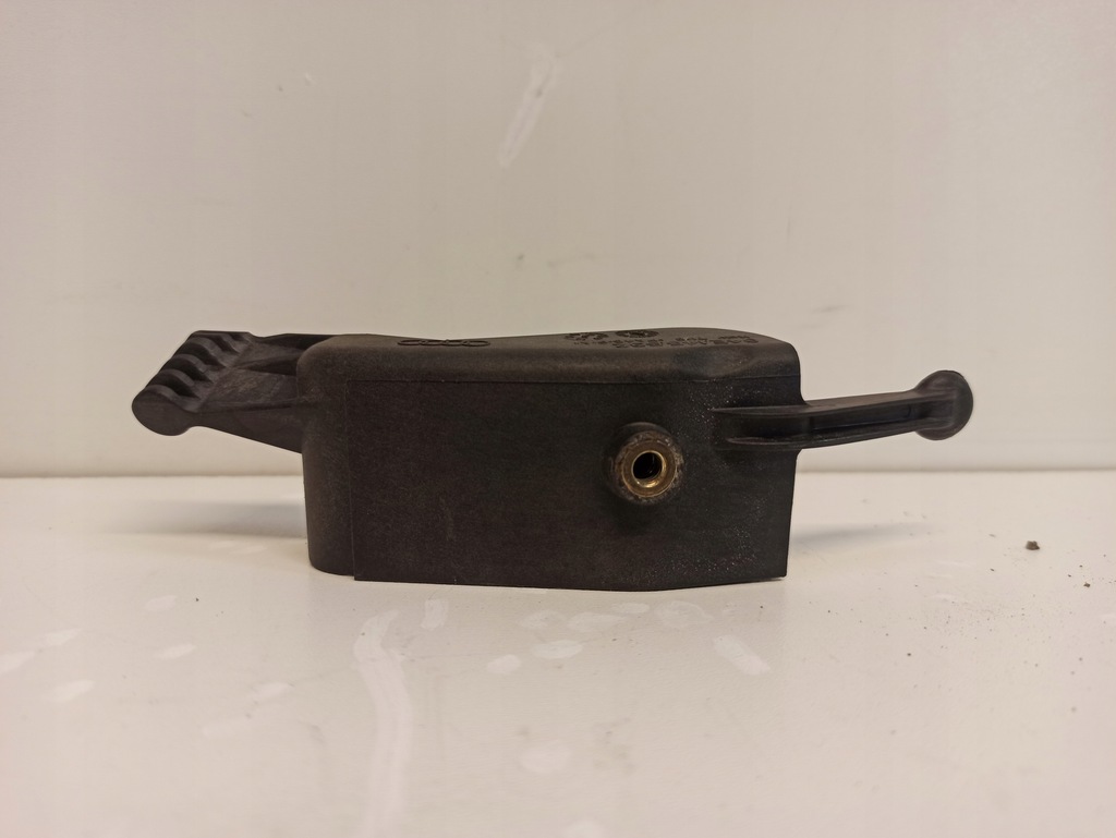 фото №1, Опора трубы интеркулер a5 8w 04e145532