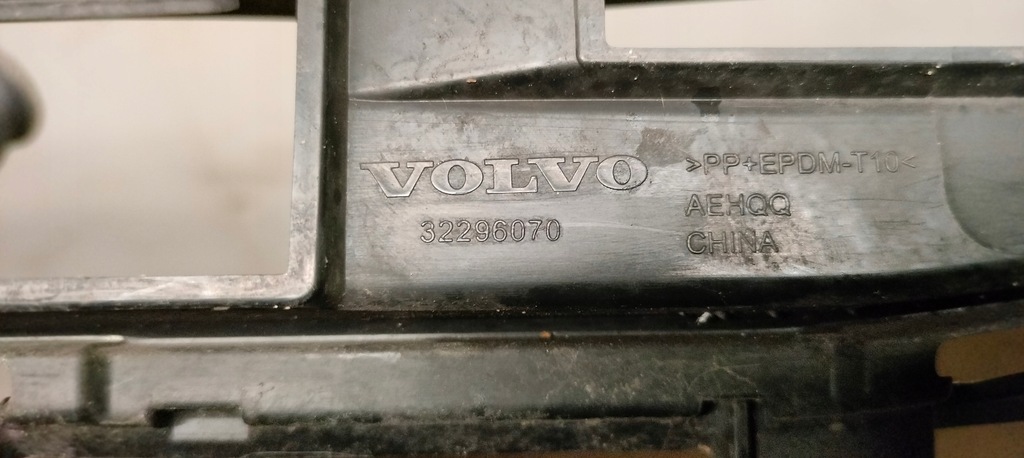 фото №5, Решётка средняя бампера перед volvo xc60 ii