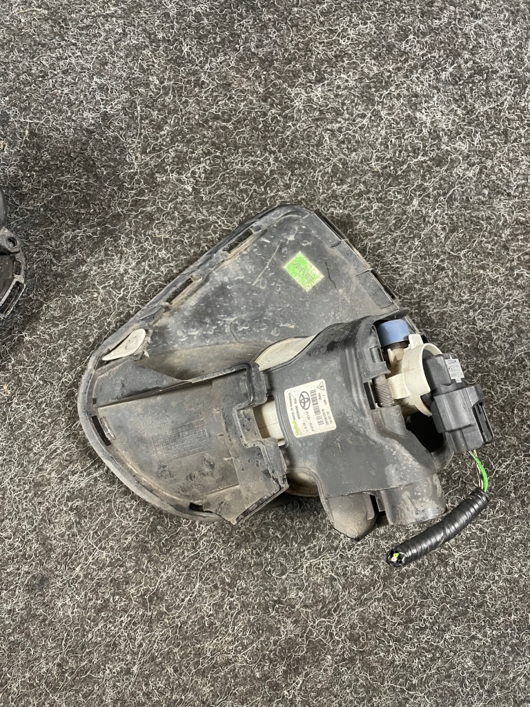 Toyota avensis t27 рестайлинг  фары противотуманные заглушки комплект 81210-02110 Киев