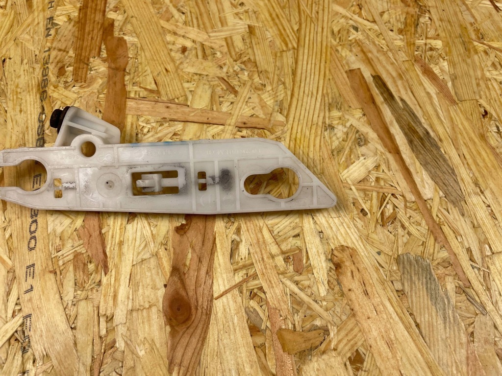 Кронштейн направляющая бампера перед правый peugeot 308 ii t9 aa36136493 2013- Недорого