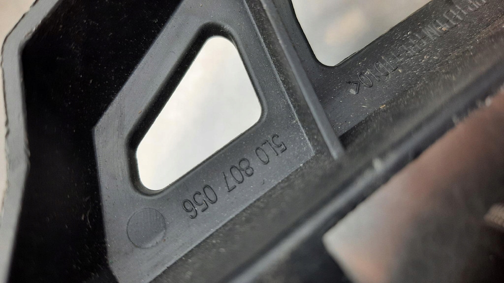 фото №6, Направляющая кронштейн распылителя правый перед 5l0807056 skoda yeti