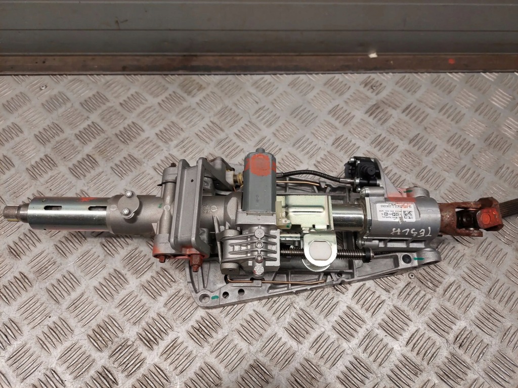 Tesla model s a2044601416 перед сторона ліва хрестовина колонки кермового в Україні