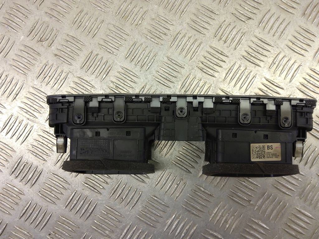 фото №6, Hyundai kona i 2023 форсунки / решётки среднего обдув панели приборной панели