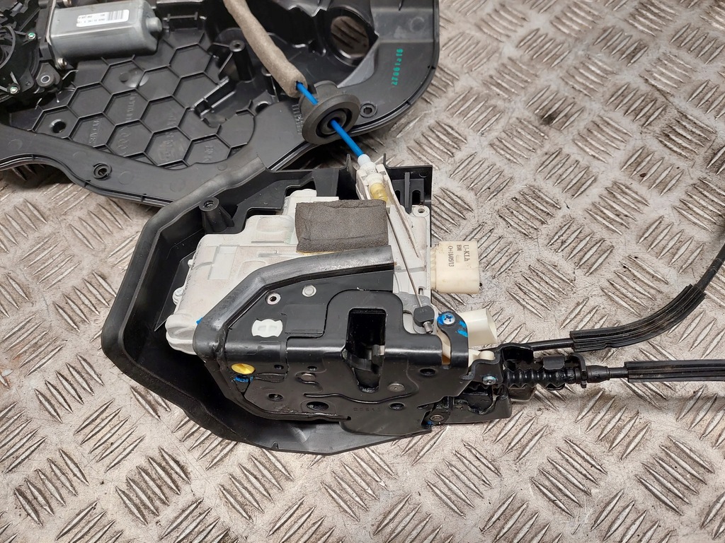 фото №6, Audi a8 s8 d4 4h 4h0839015d задня сторона ліва замки