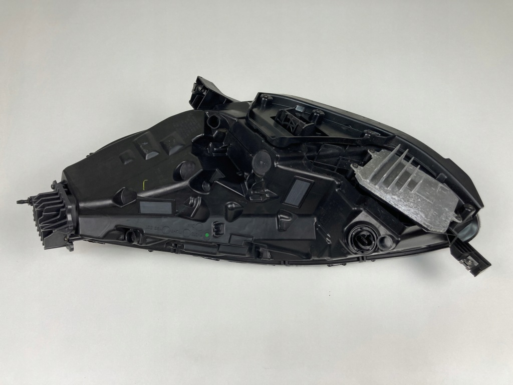 Купити Лампа права передня tesla 3 1077376