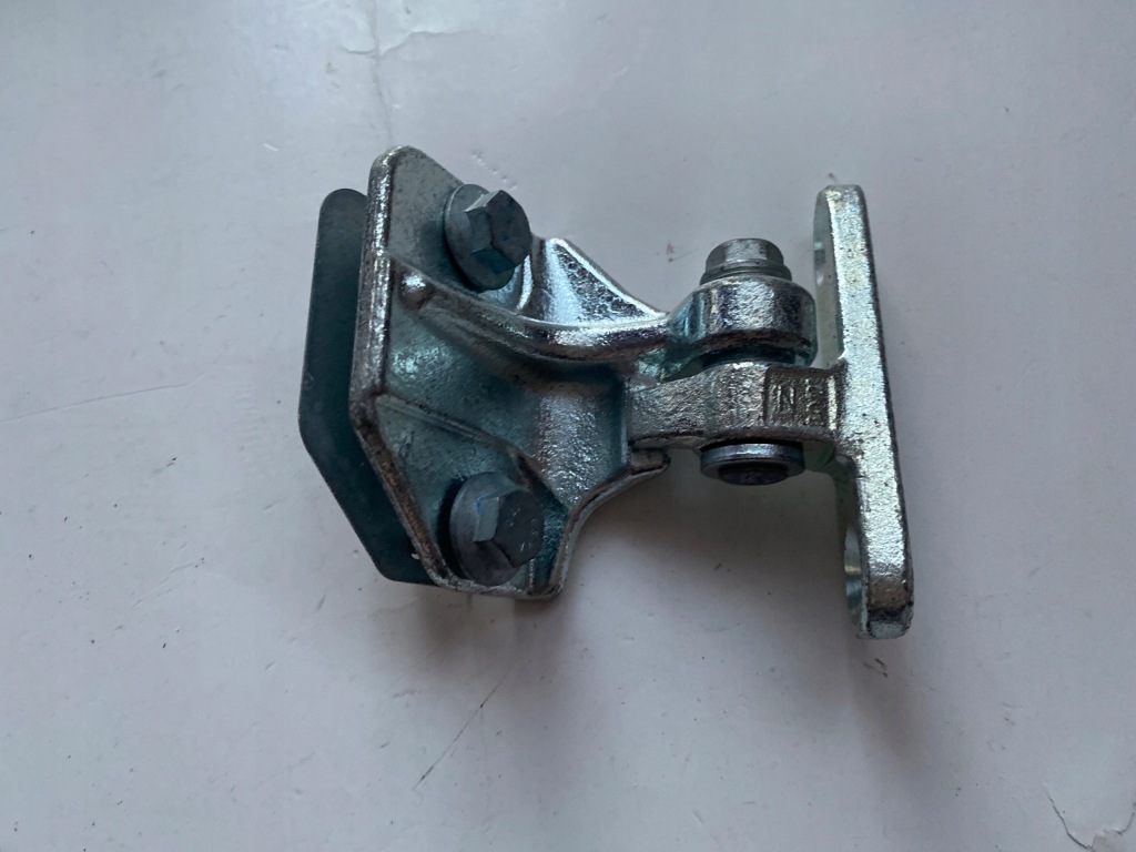 Петля дверь задний  правый mercedes w168 Доставка