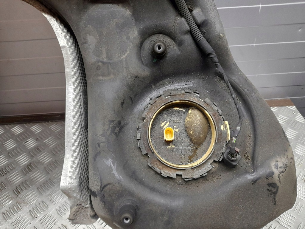 фото №16, Audi a8 s8 d4 4h 2015 з задній бак пального