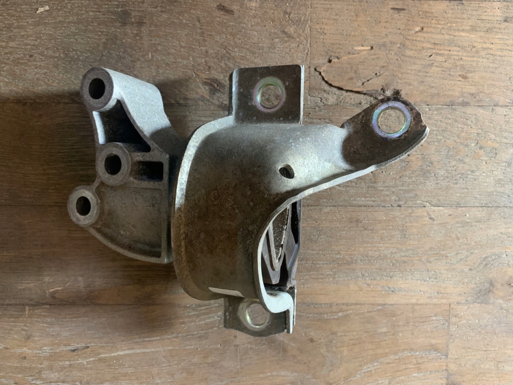 фото №1, Fiat 500 cabrio lift кронштейн подушка двигуна 2