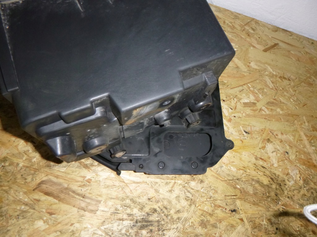 фото №3, Ford fiesta mk7 основание корпус аккумулятор