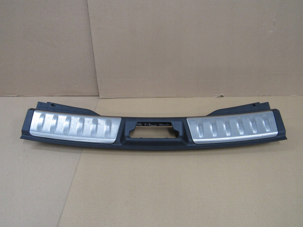 фото №1, Jaguar f-pace накладка молдинг багажника задняя