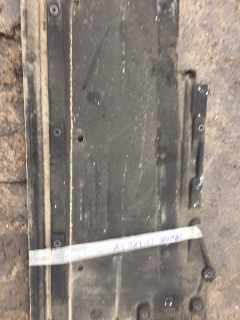 Audi a4 b8 рестайлінг  захист плита підлога підвіска ліва в Україні