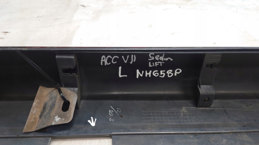 Накладка поріг накладка ліва лівий поріг honda accord vii рестайлінг  nh658p 06-08 Зі Шроту