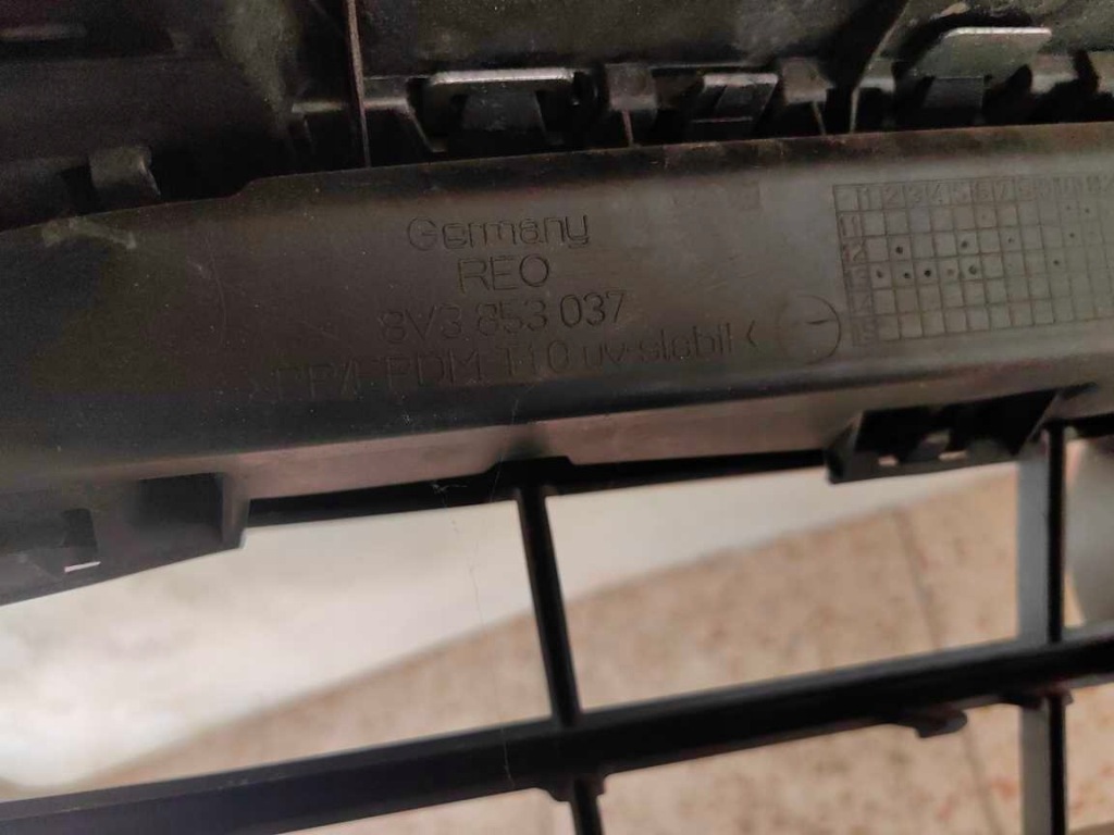 Решітка радіатора решітка  решітка бампер перед audi a3 8v3 13- Зі Шроту