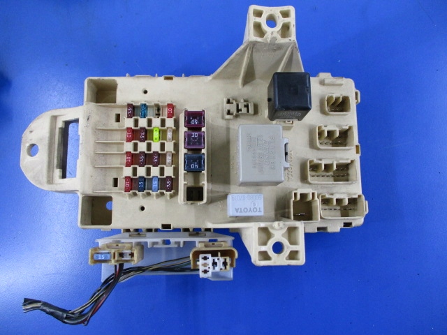 фото №4, Yaris коробка предохранителей 82730-0d040