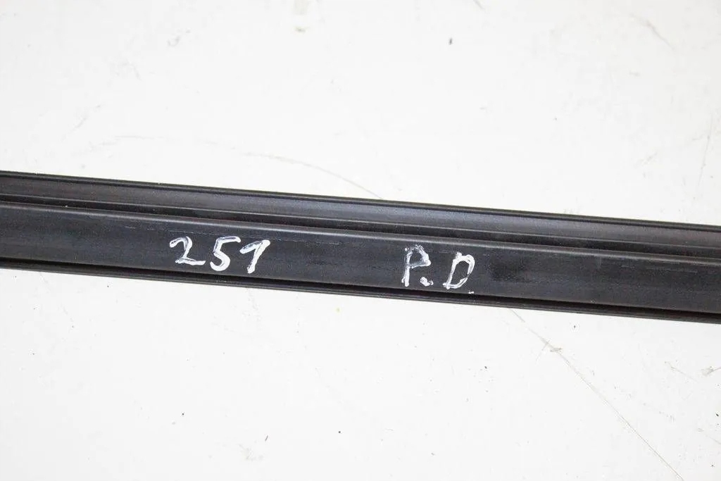 Прокладка передніх правих двері mercedes-benz r w251, v251 a2517250365 Зі Шроту