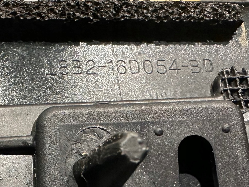 фото №5, Land rover defender накладка наконечник крыла rh l8b2-16d054-bd