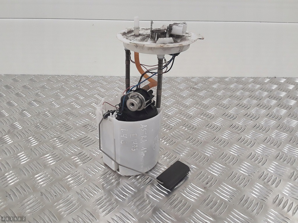 Купити 2010 opel astra j насос пального 1400