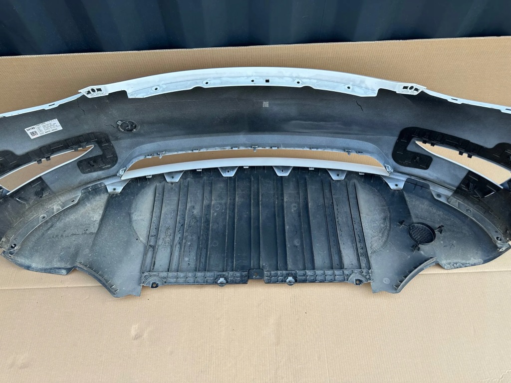 Бампер tesla model y оригінал гарний стан ні клеєний Зі Шроту