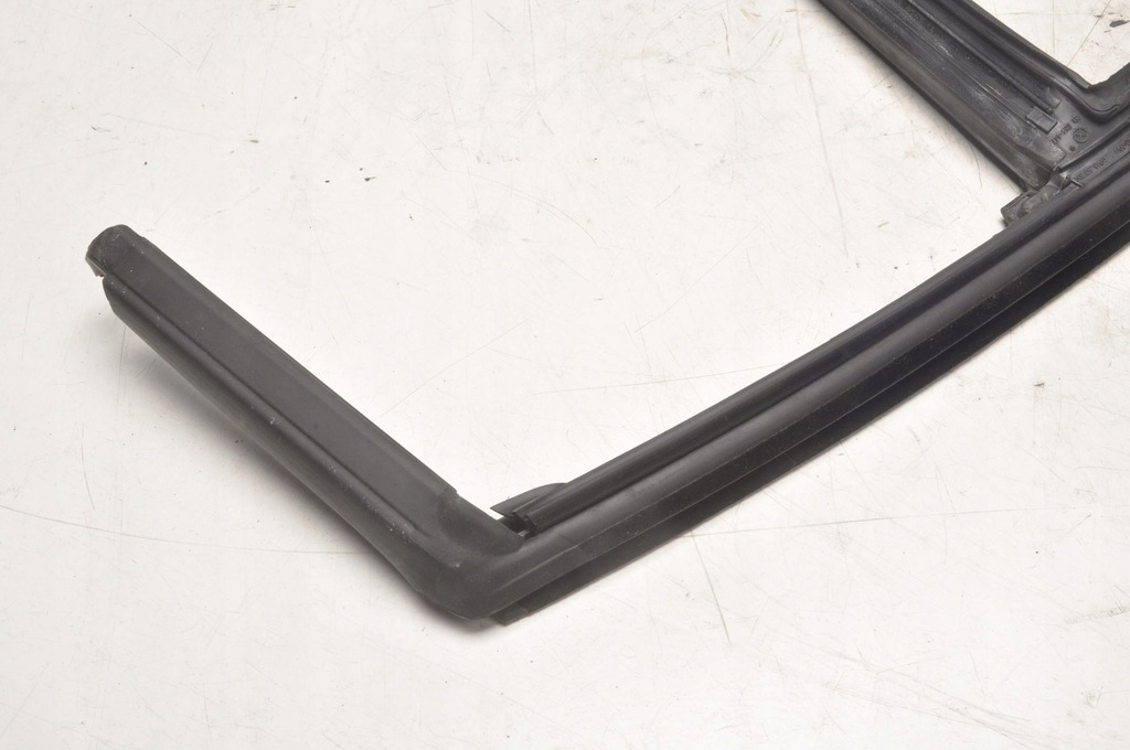 фото №10, Volvo s60 iii молдинг прокладка скло задня права