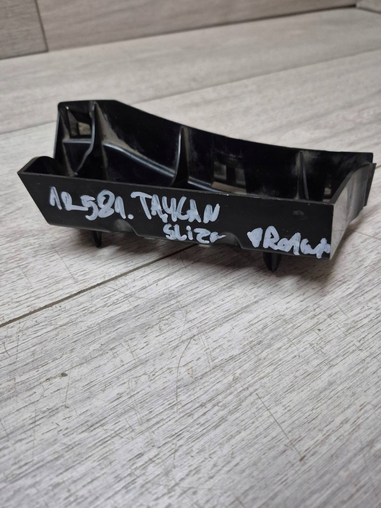 12581. taycan кронштейн  порог правый  9j1854944 в Украине