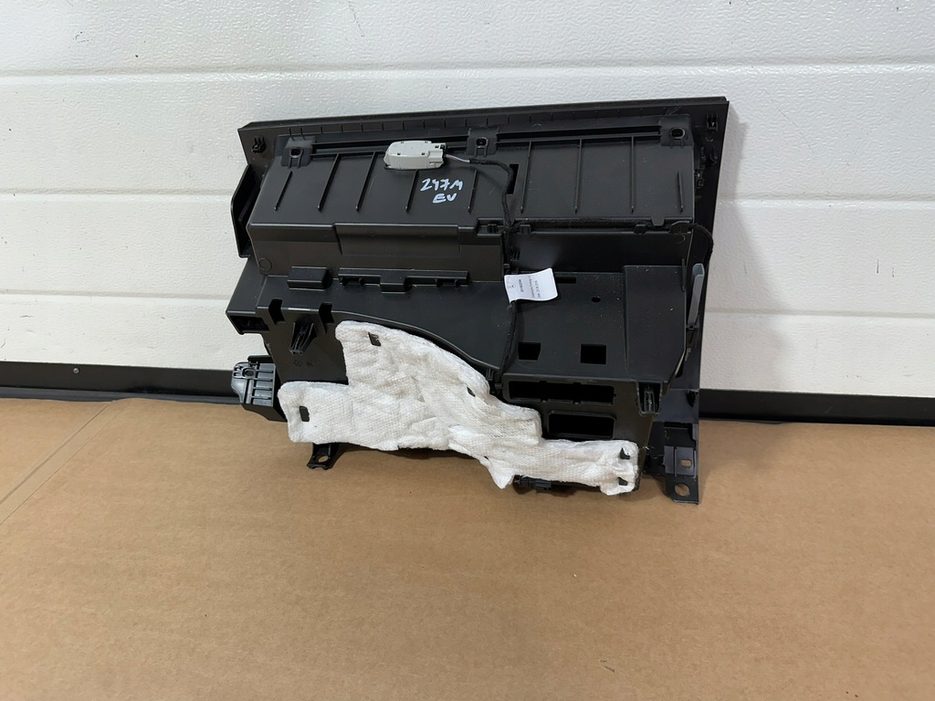 фото №9, Бардачок пасажира, консолі, панелі mercedes b klasa w247 m europa, чорний