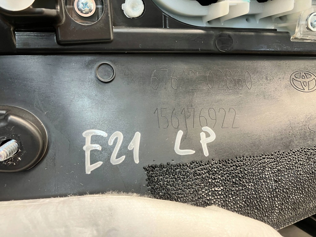 фото №13, Corolla e21 обшивка обивка дверь передних левый перед кожа led