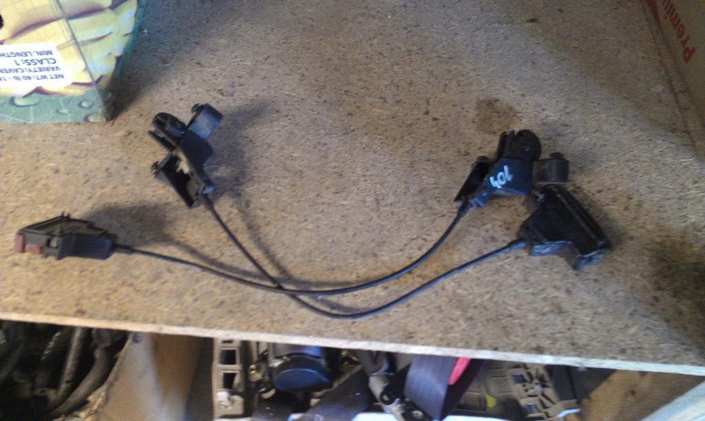 фото №1, Peugeot 406 sedan - замок трос сиденье задняя