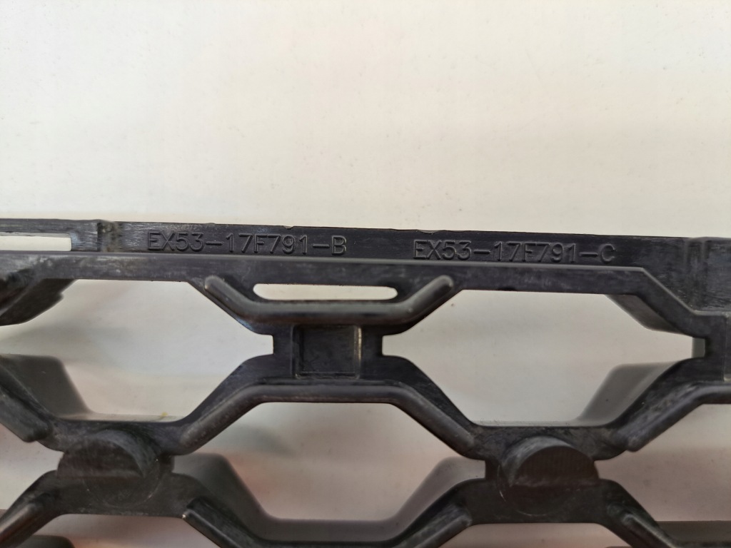 Jaguar f pace решётка средняя бампера перед хорошее состояние Киев