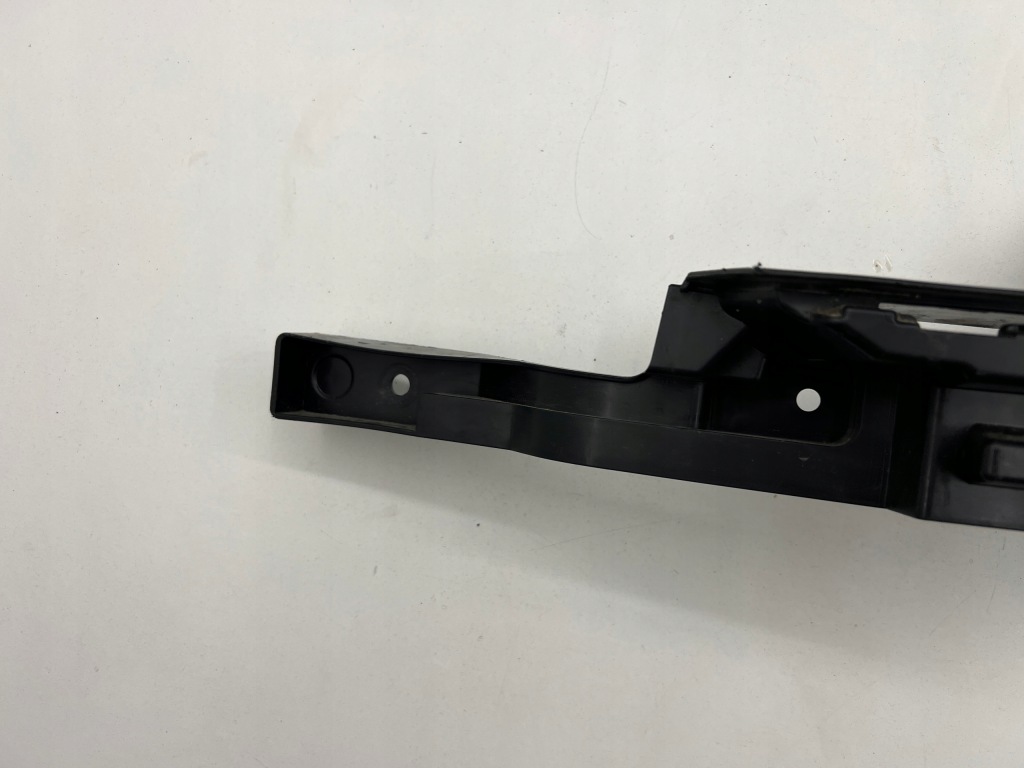 Купити Правий напрямна кронштейн бампера заднього range rover sport iii l461 2022-