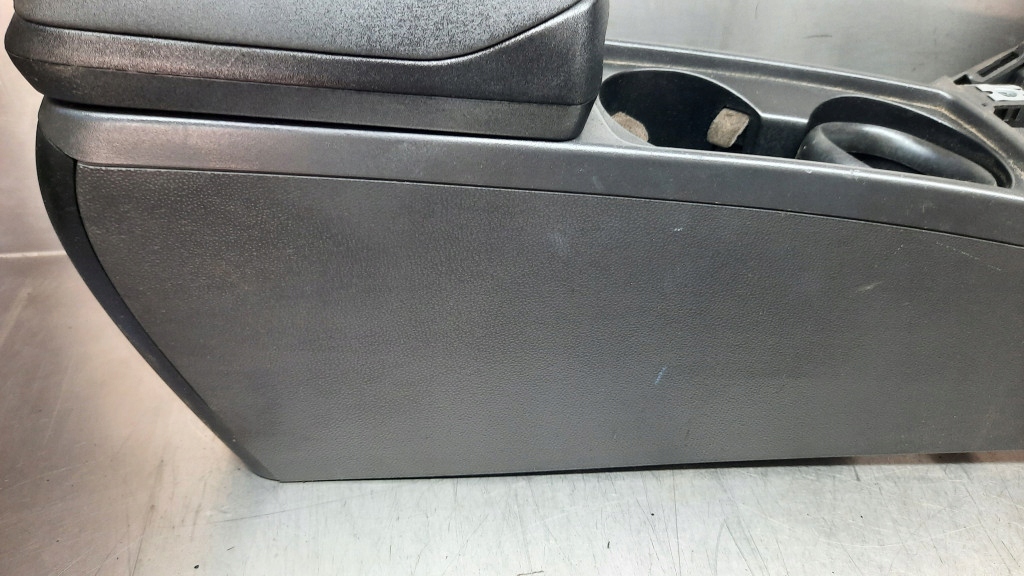 фото №5, Подлокотник туннель средний volvo v50 2.0 hdi 04r