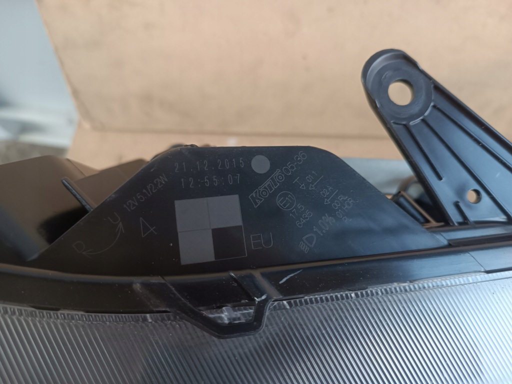 Toyota avensis t27 рестайлинг  линза led фара правый  левая Оригинал