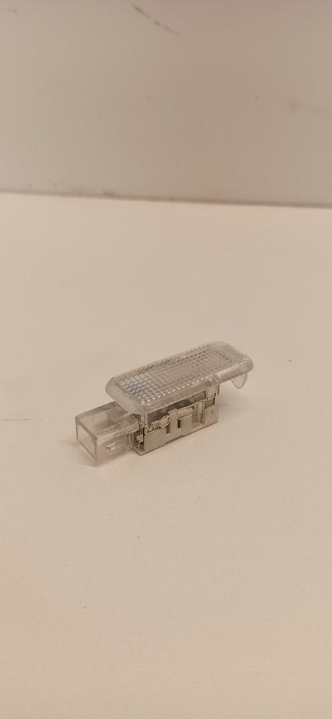 фото №1, Audi q5 лампа кабины 8d0947415