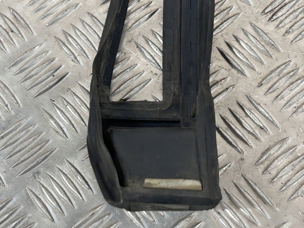 Прокладка кришки багажника tesla model x 104851100c Ціна