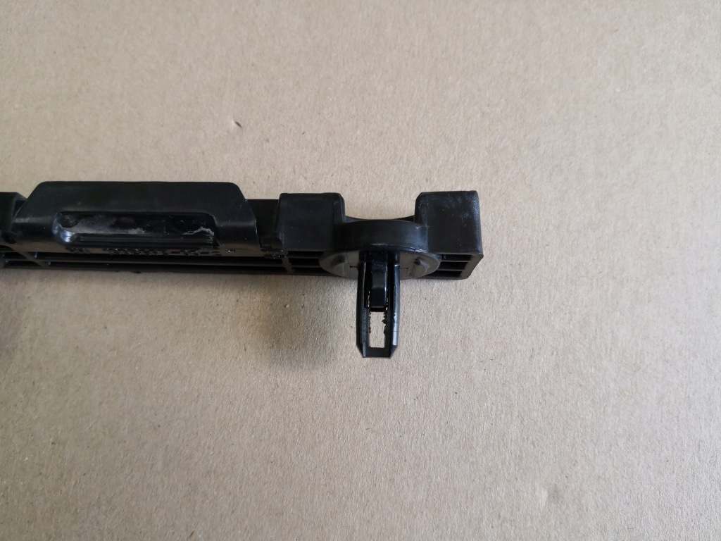 Tesla s кронштейн  правая  порог крыла перед 100369300 Киев