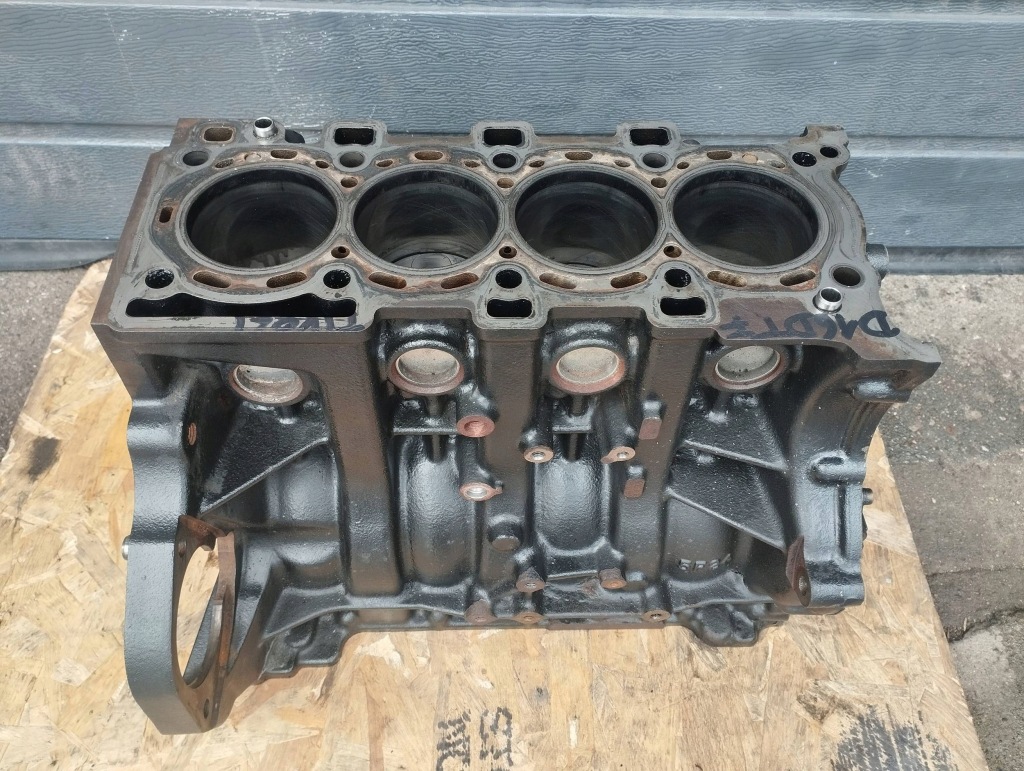 Блок двигателя низ  поршни ssangyong tivoli 1.6d e-xdi d16dtf Недорого