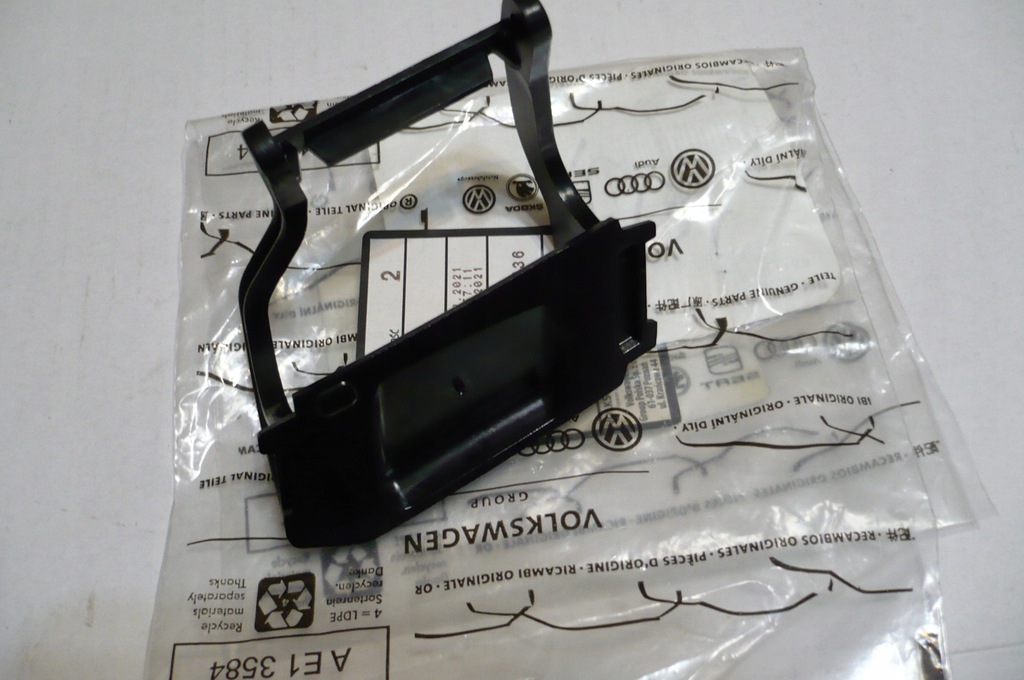 фото №9, Audi a5 8to lift кронштейн заглушка розпилювача ліва 2011--