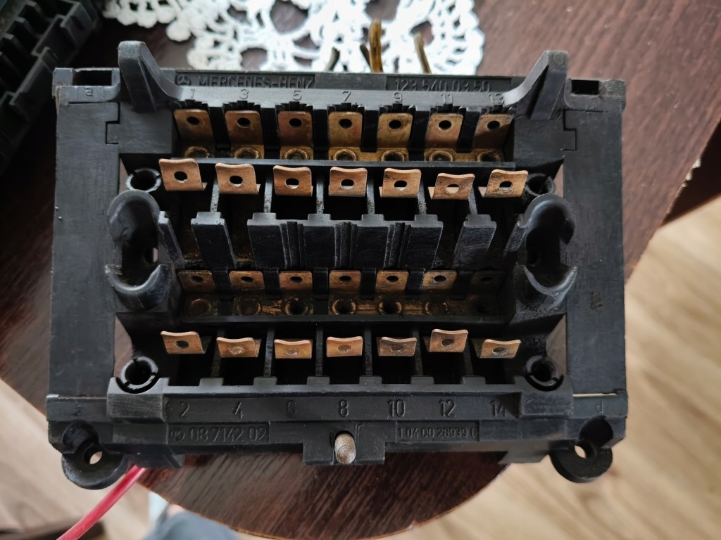 фото №1, Mercedes w123 коробка запобіжників