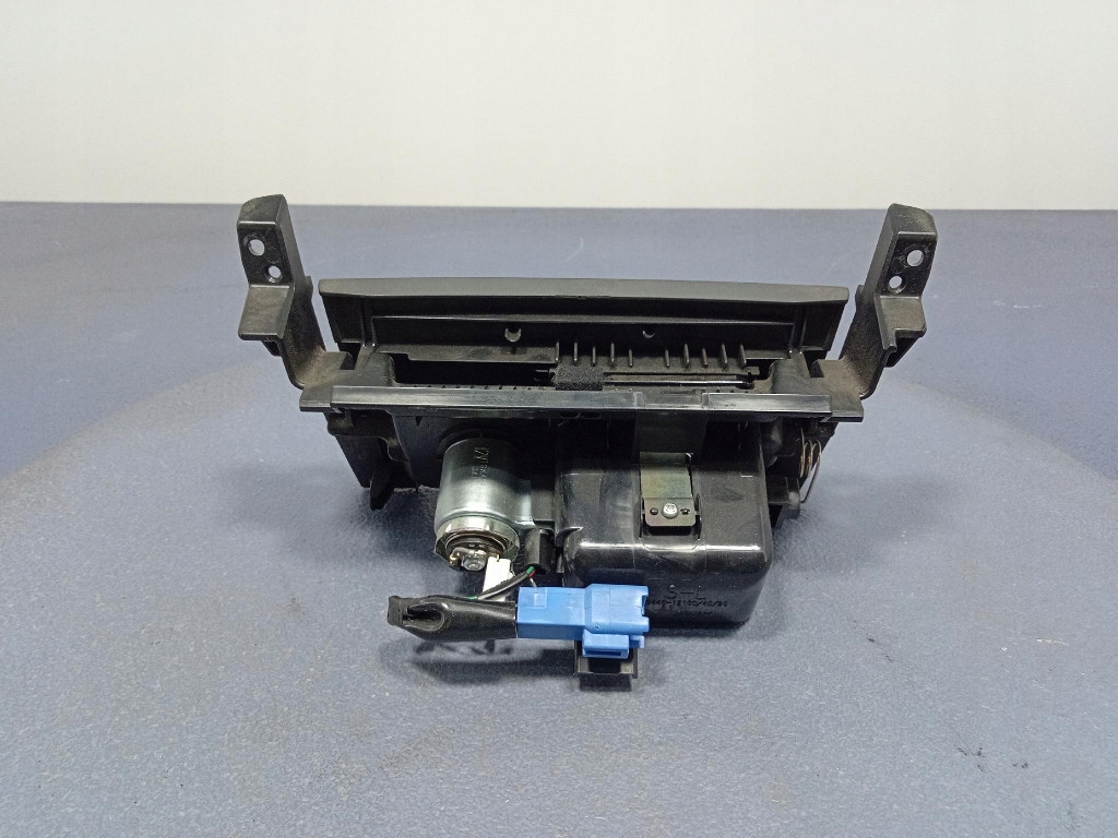 фото №9, Toyota corolla x e15 06- пепельница 55440-12100