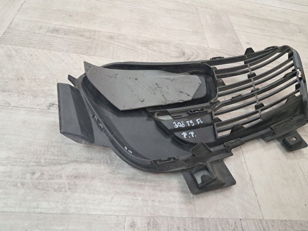 Peugeot 308 t9 рестайлинг  решётка бампера правый перед aa38248281 Киев