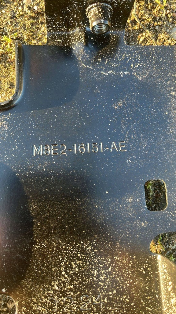 фото №2, Land rover range rover l460 кронштейн крила ліва m8e216151ae новий