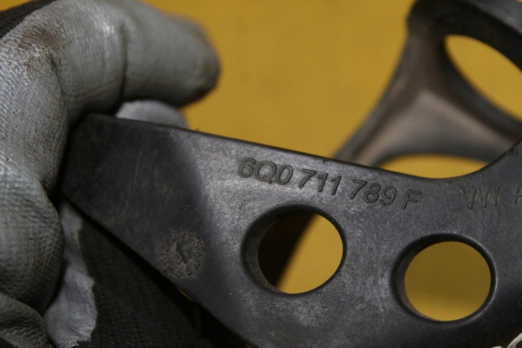 фото №7, Кронштейн тросов roomster 6q0711789f