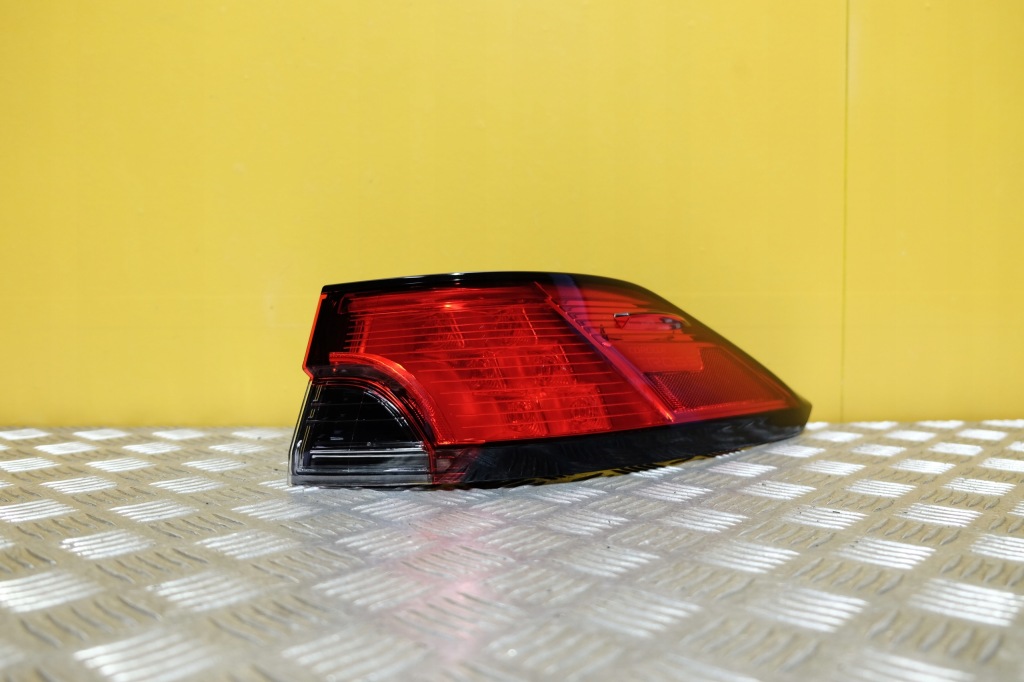 фото №1, Toyota corolla cross 2020- лампа задняя правая led usa