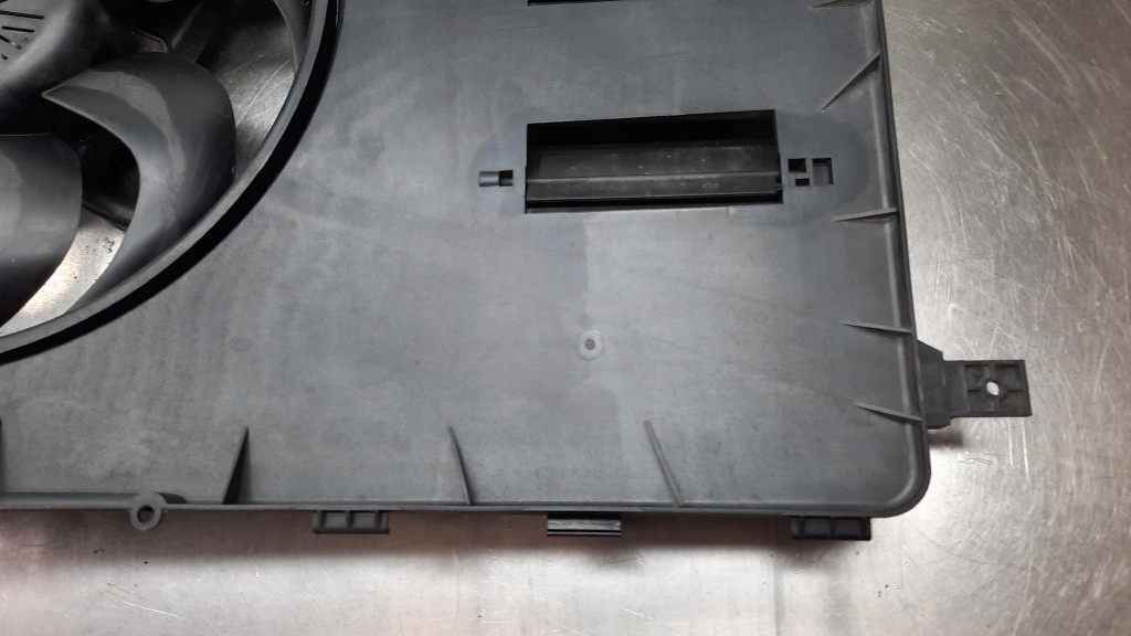 Вентилятор радиатора воды оригинальный номер 31319165 volvo v40 12-19r 1.6 d2 Цена