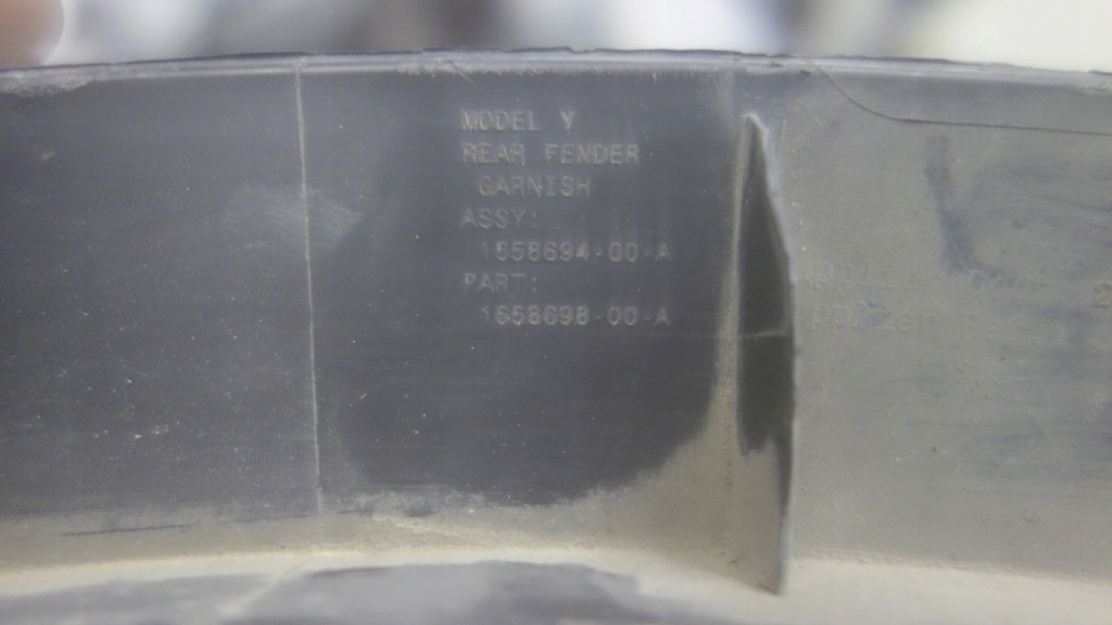 Молдинг защита крыла правый задний  1658694-00-a tesla model y 23r Оригинал