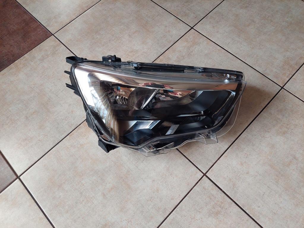 фото №1, Лампа - права - звичайна - bez led --- opel combo e